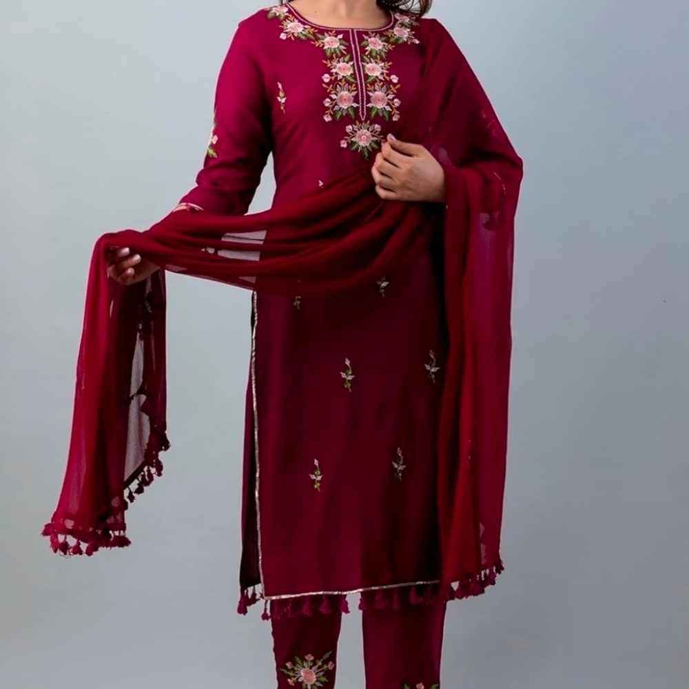 Elegant Embroidered Indian Kurti Suit with Dupatta!